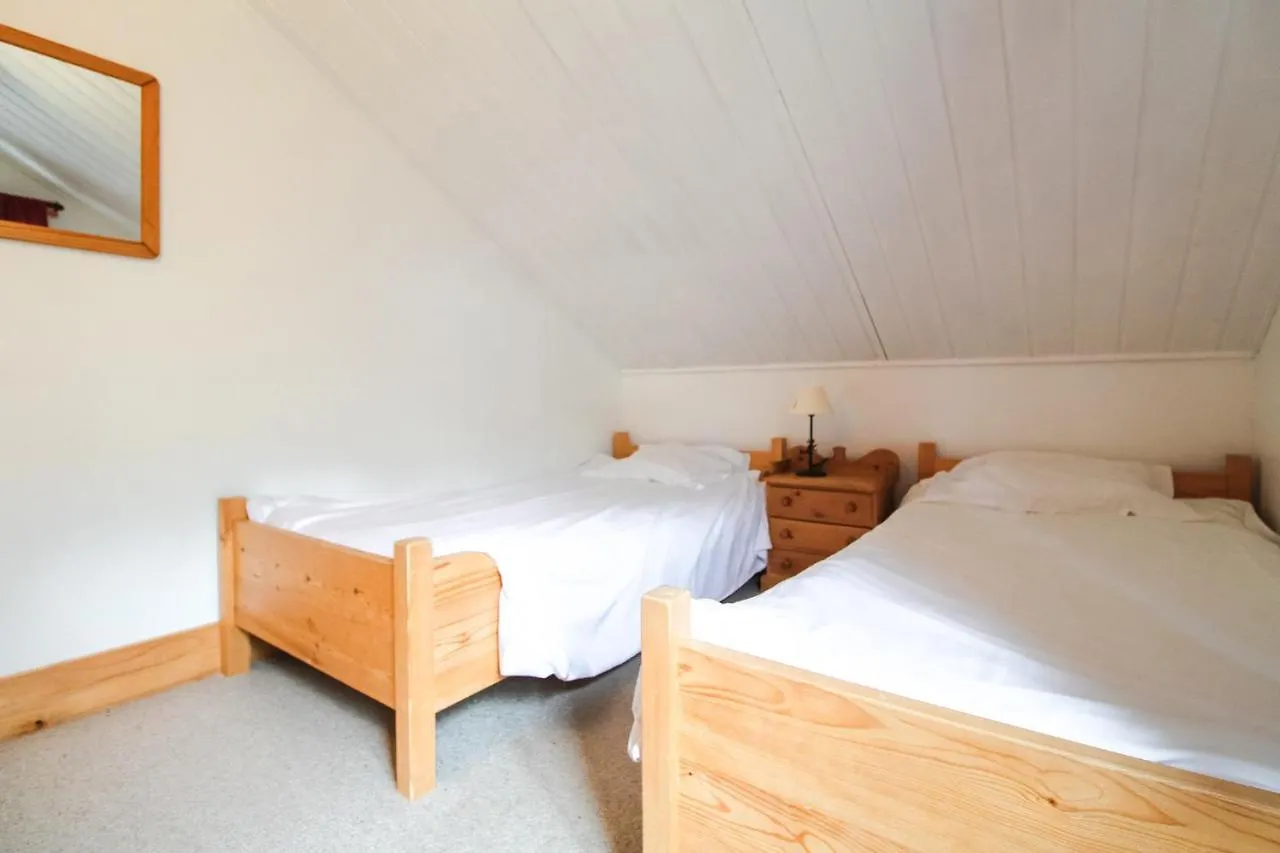 Charming 4-Bed Chalet, Mountain Views, Double Garage Flaine France