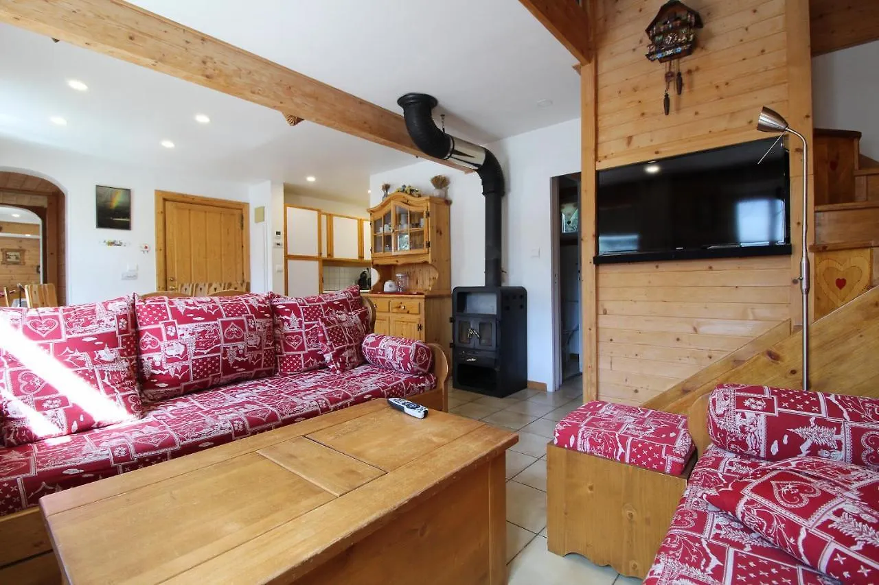 Charming 4-Bed Chalet, Mountain Views, Double Garage Flaine