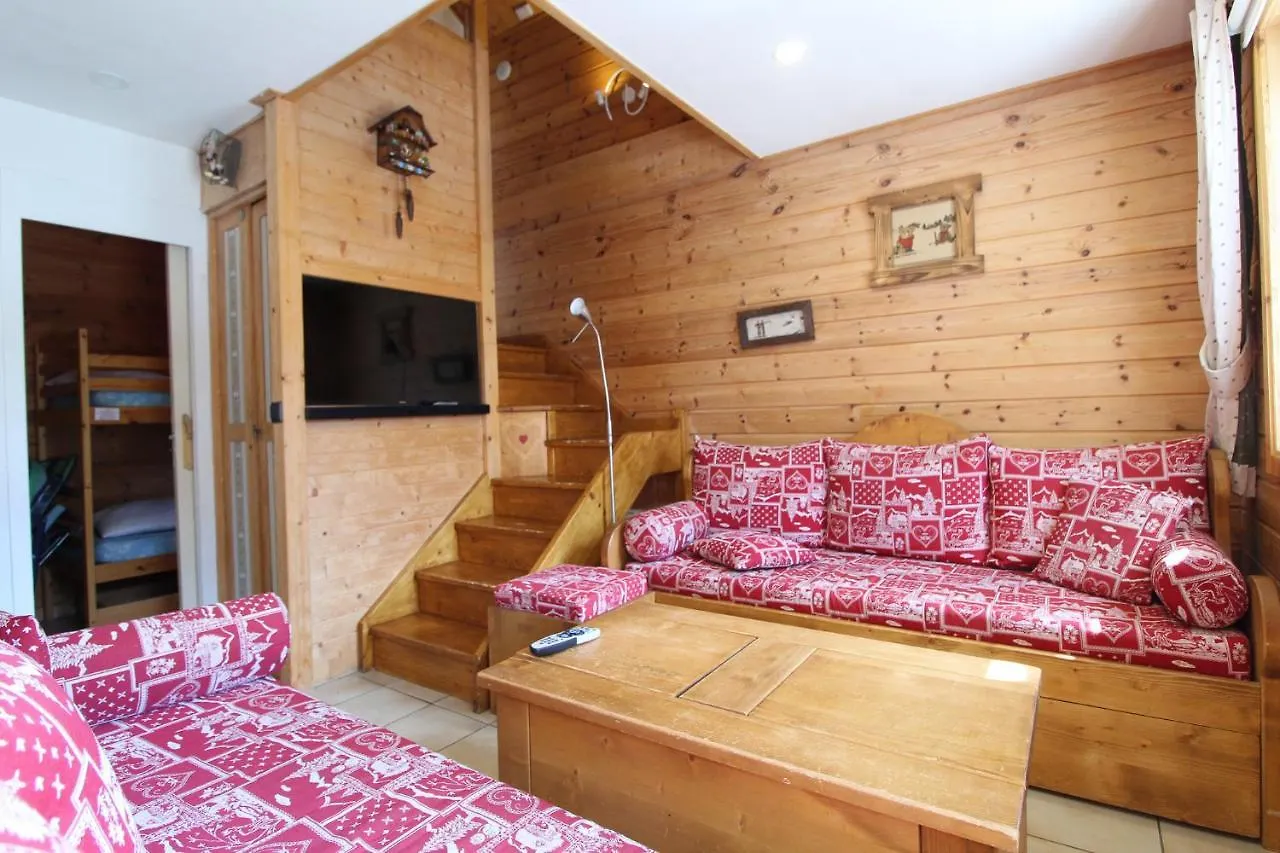 Charming 4-Bed Chalet, Mountain Views, Double Garage Flaine