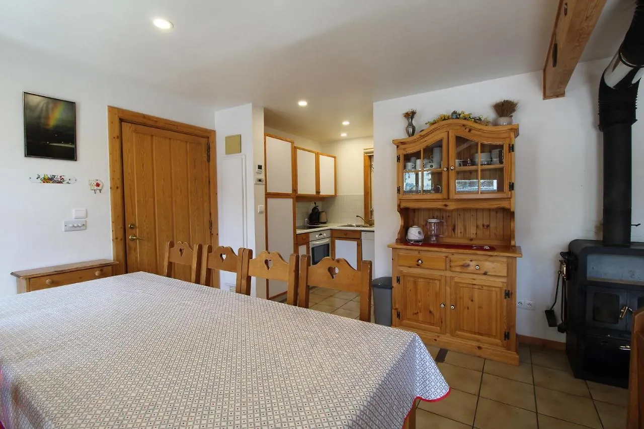 Charming 4-Bed Chalet, Mountain Views, Double Garage Flaine 0*,