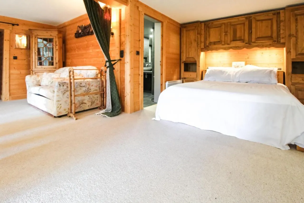 Charming 4-Bed Chalet, Mountain Views, Double Garage Flaine France