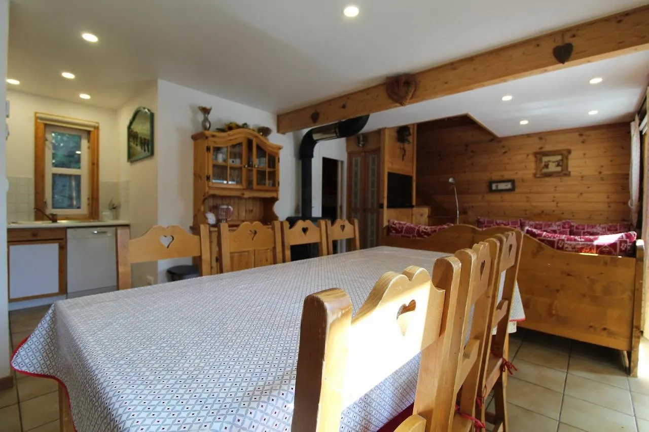 Charming 4-Bed Chalet, Mountain Views, Double Garage Flaine
