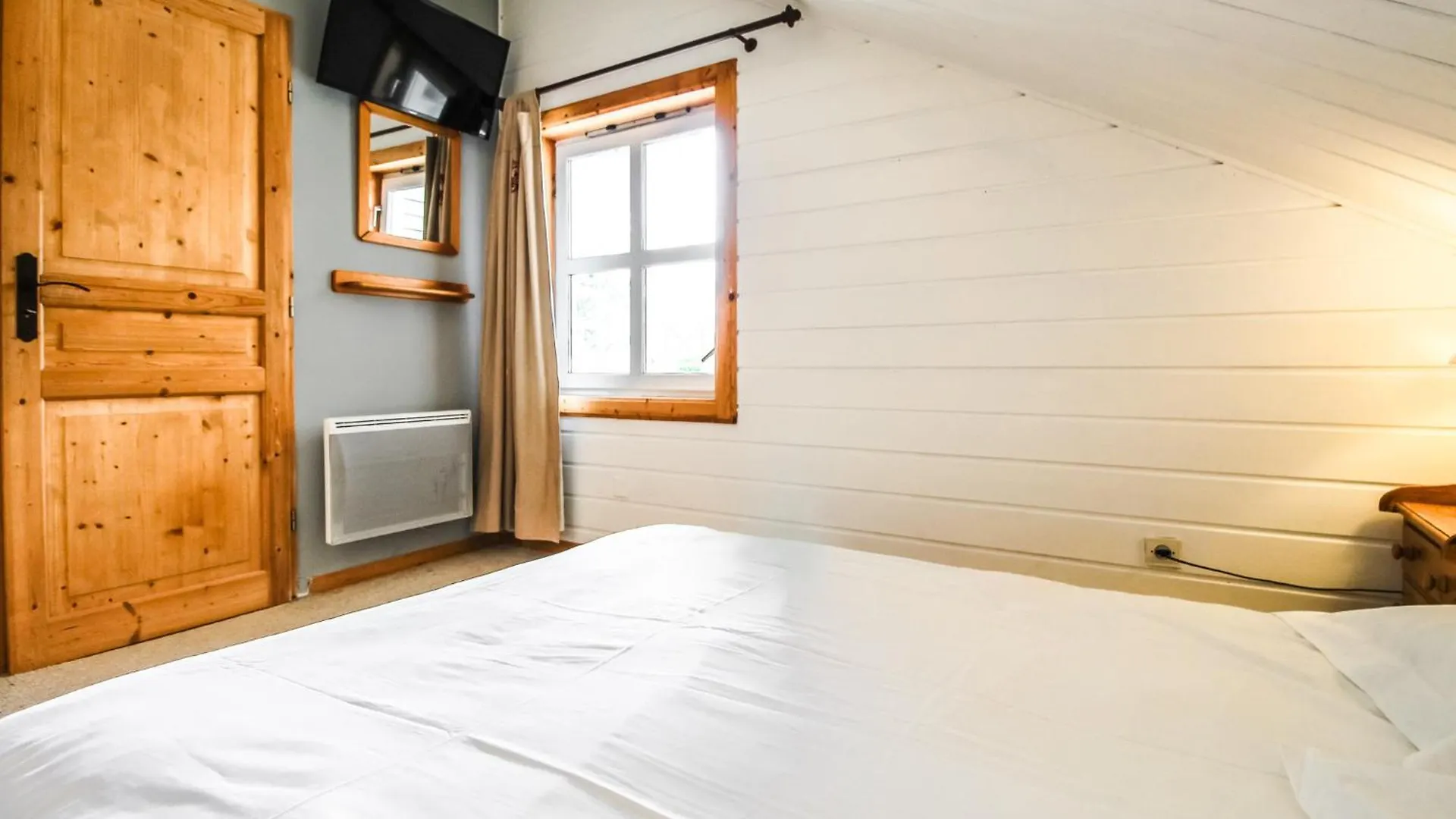 Charming 4-Bed Chalet, Mountain Views, Double Garage Flaine France