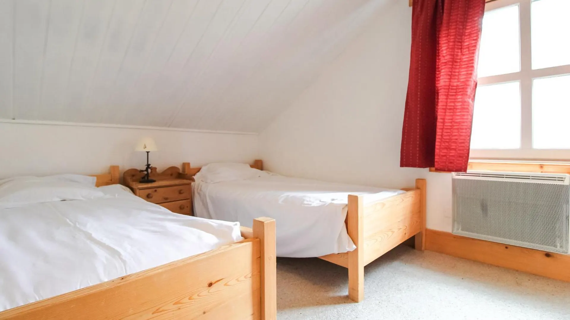 Charming 4-Bed Chalet, Mountain Views, Double Garage Flaine France