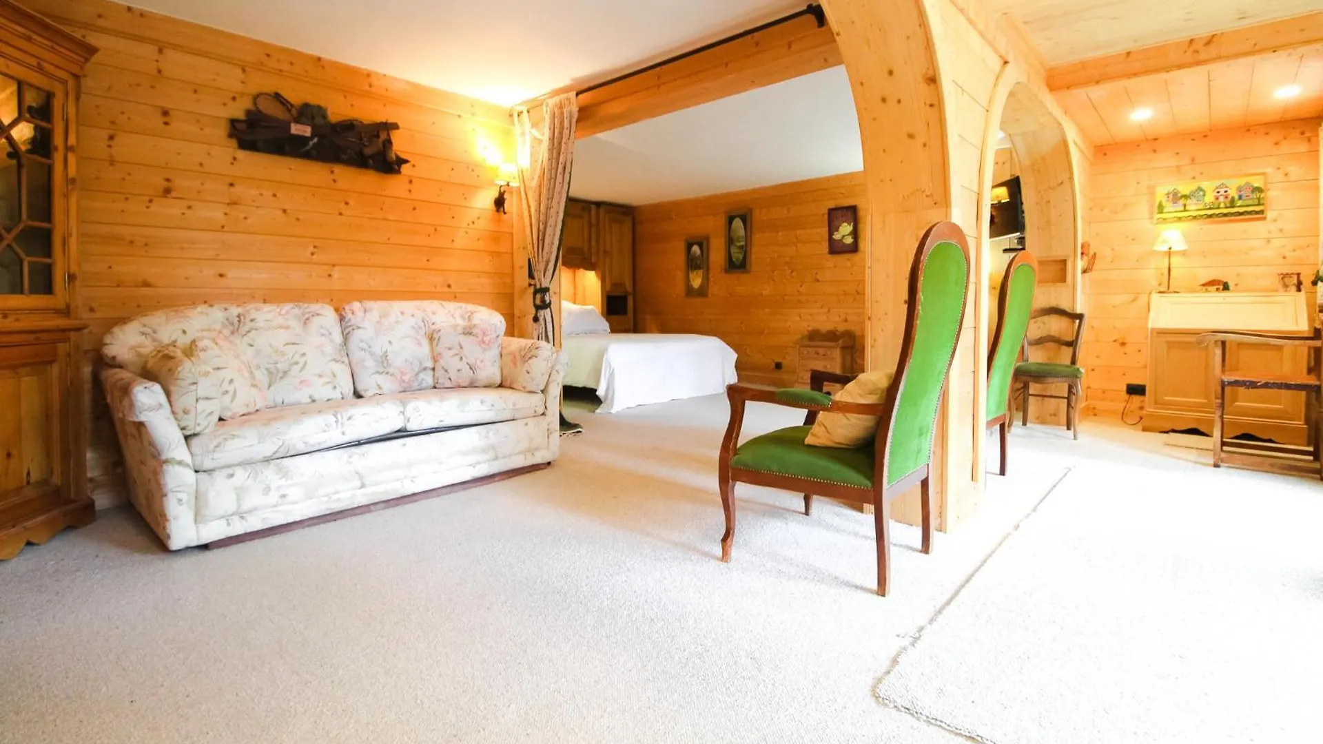 Charming 4-Bed Chalet, Mountain Views, Double Garage Flaine 0*,  France