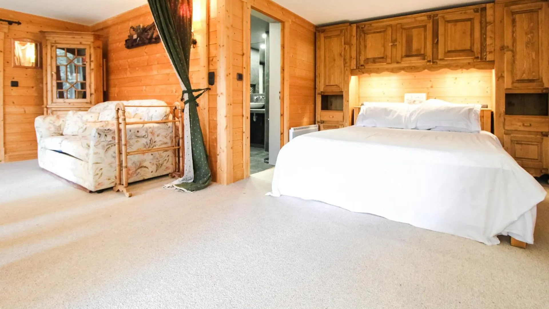 Charming 4-Bed Chalet, Mountain Views, Double Garage Flaine 0*,