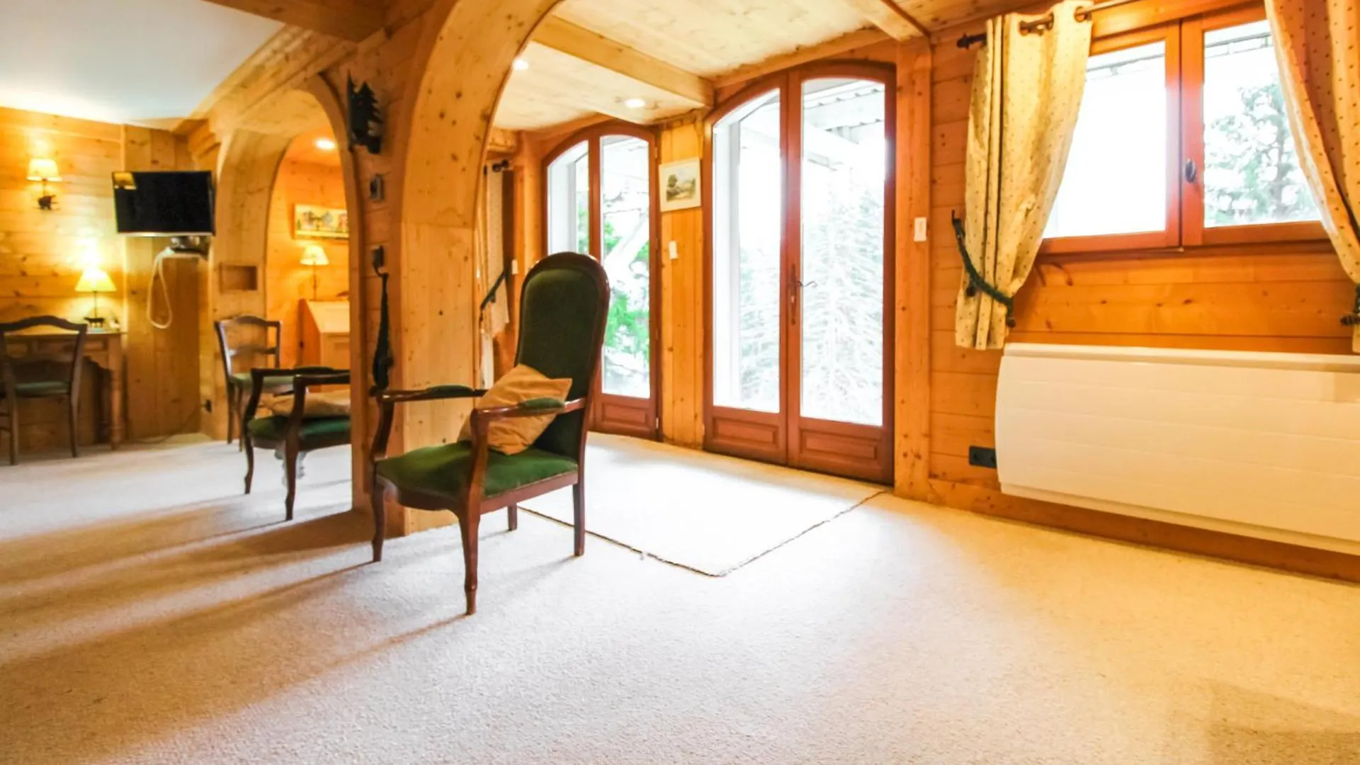 Charming 4-Bed Chalet, Mountain Views, Double Garage Flaine Chalet