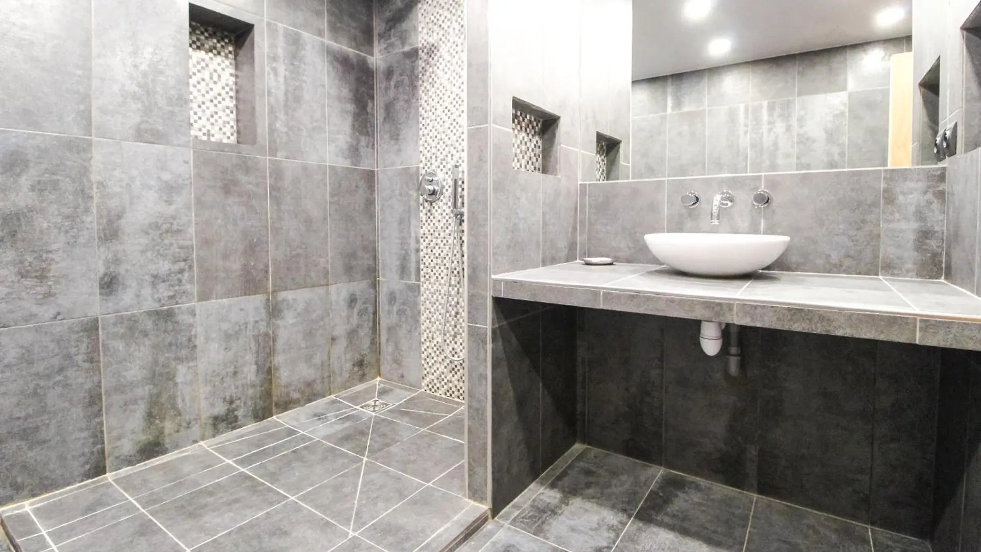 Charming 4-Bed Chalet, Mountain Views, Double Garage Flaine