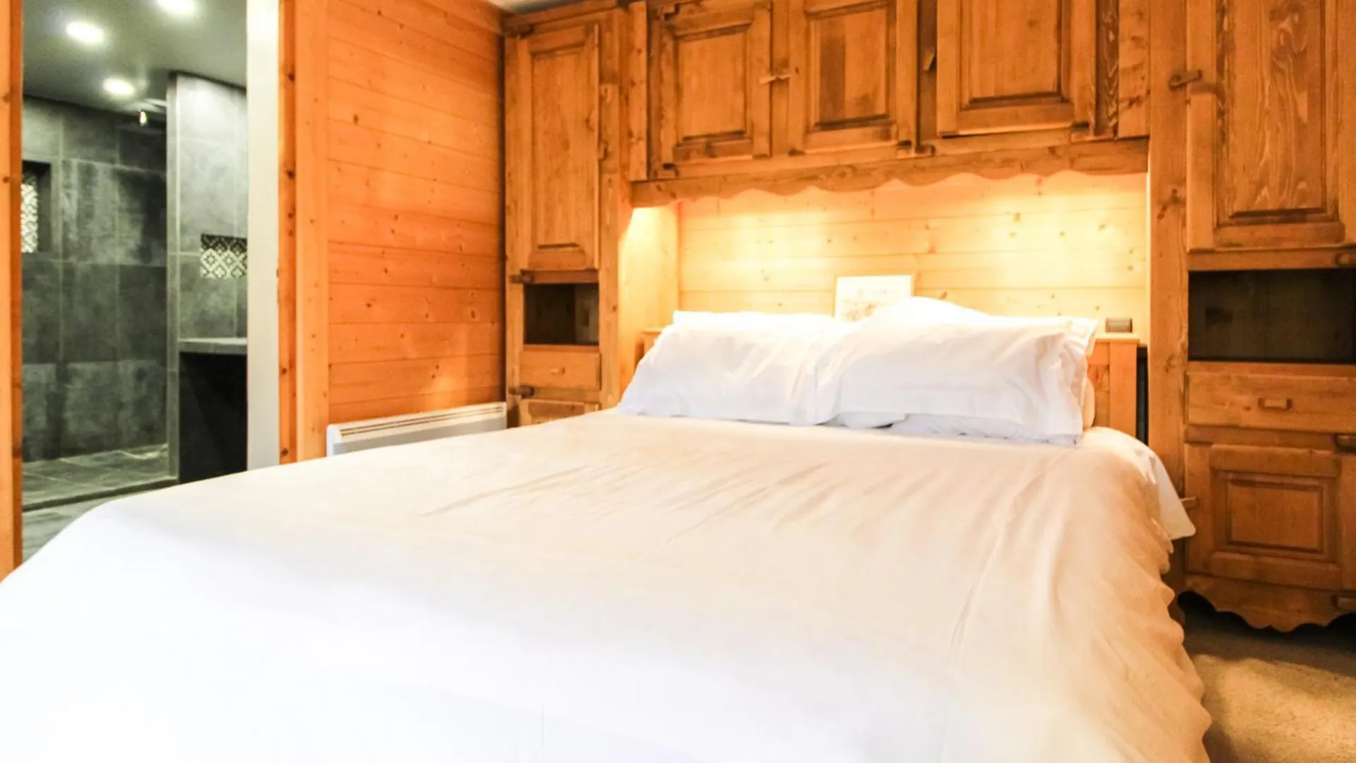 Charming 4-Bed Chalet, Mountain Views, Double Garage Flaine