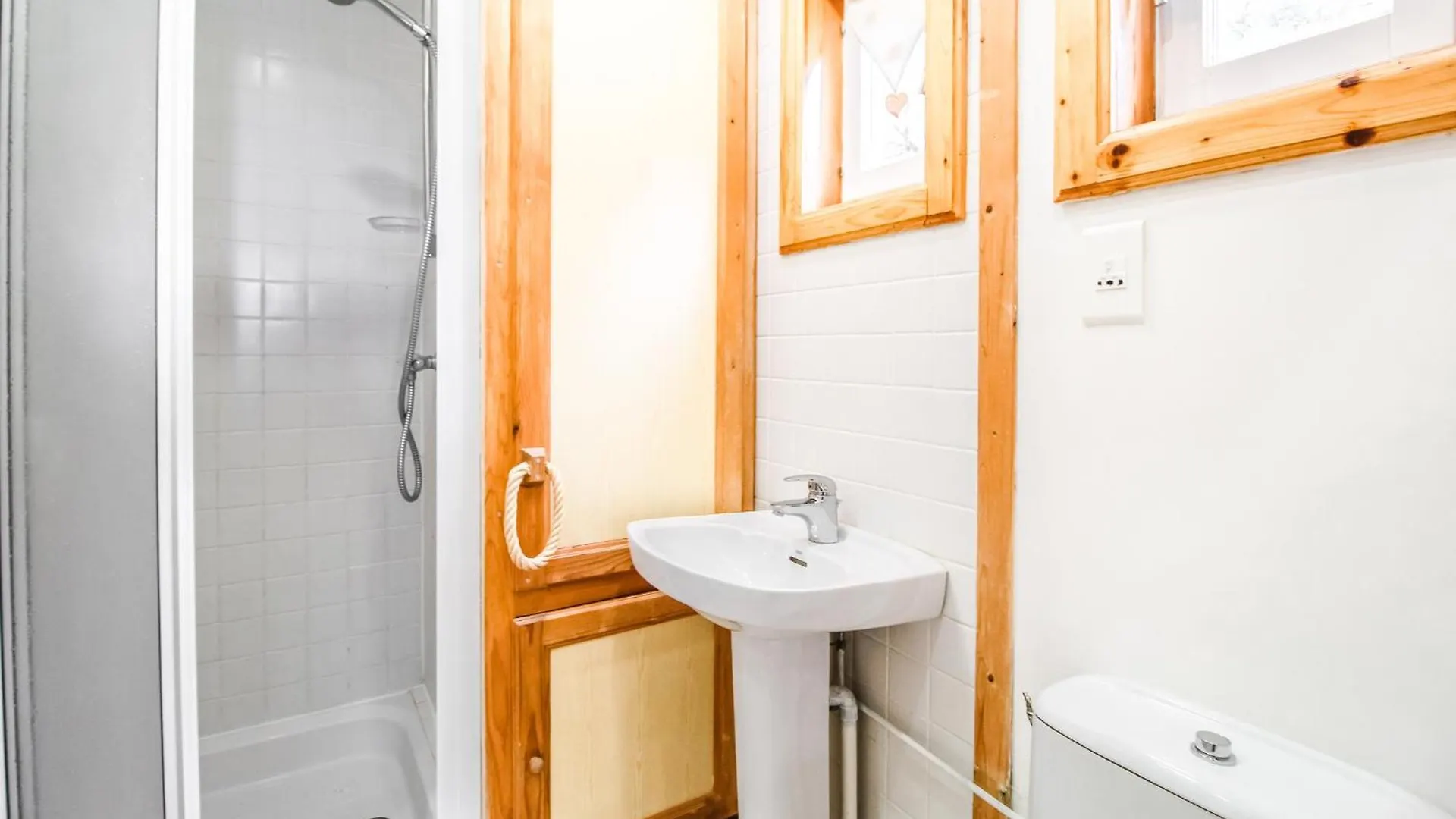 Charming 4-Bed Chalet, Mountain Views, Double Garage Flaine 0*,