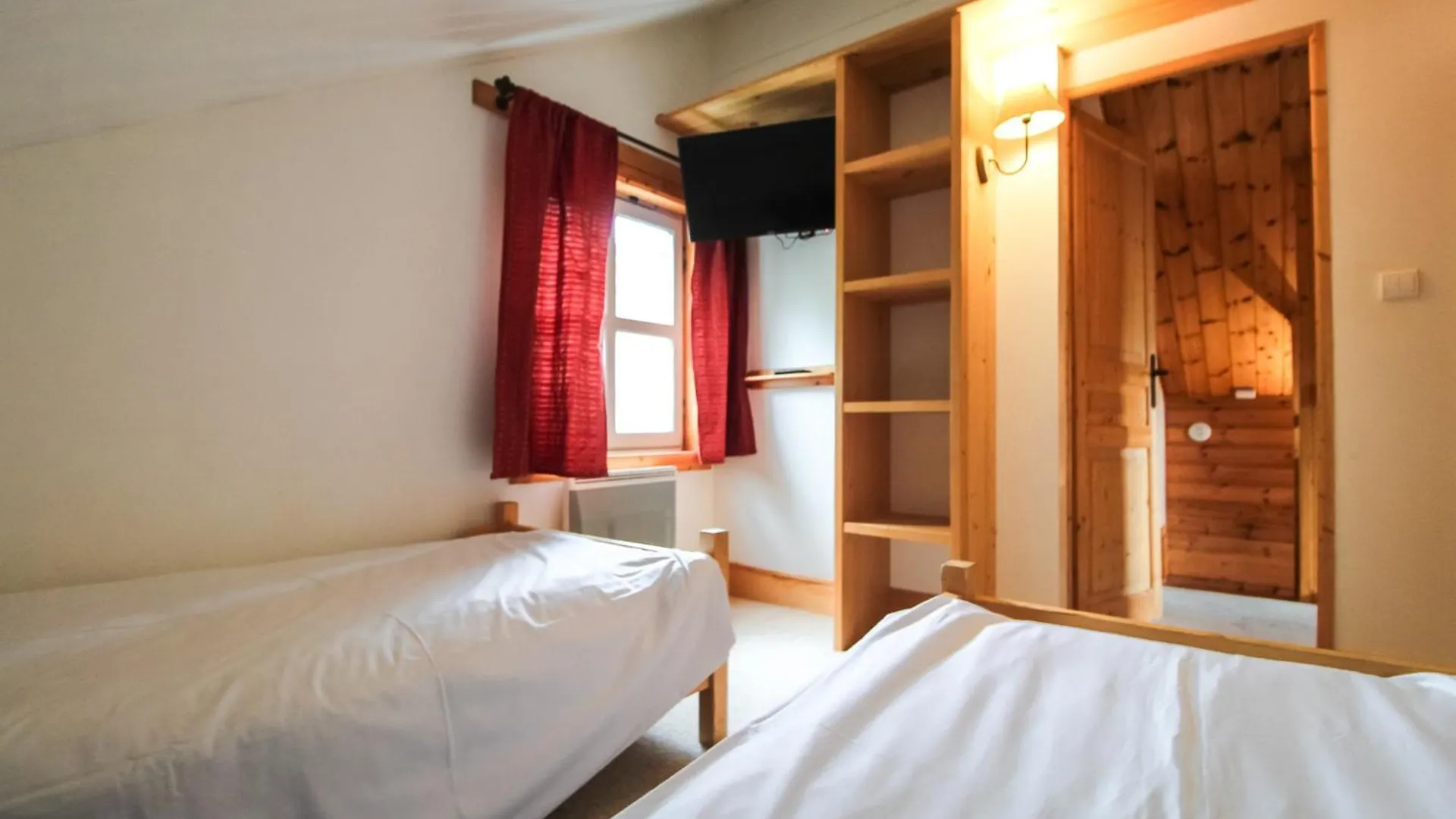 Chalet Charming 4-Bed Chalet, Mountain Views, Double Garage Flaine