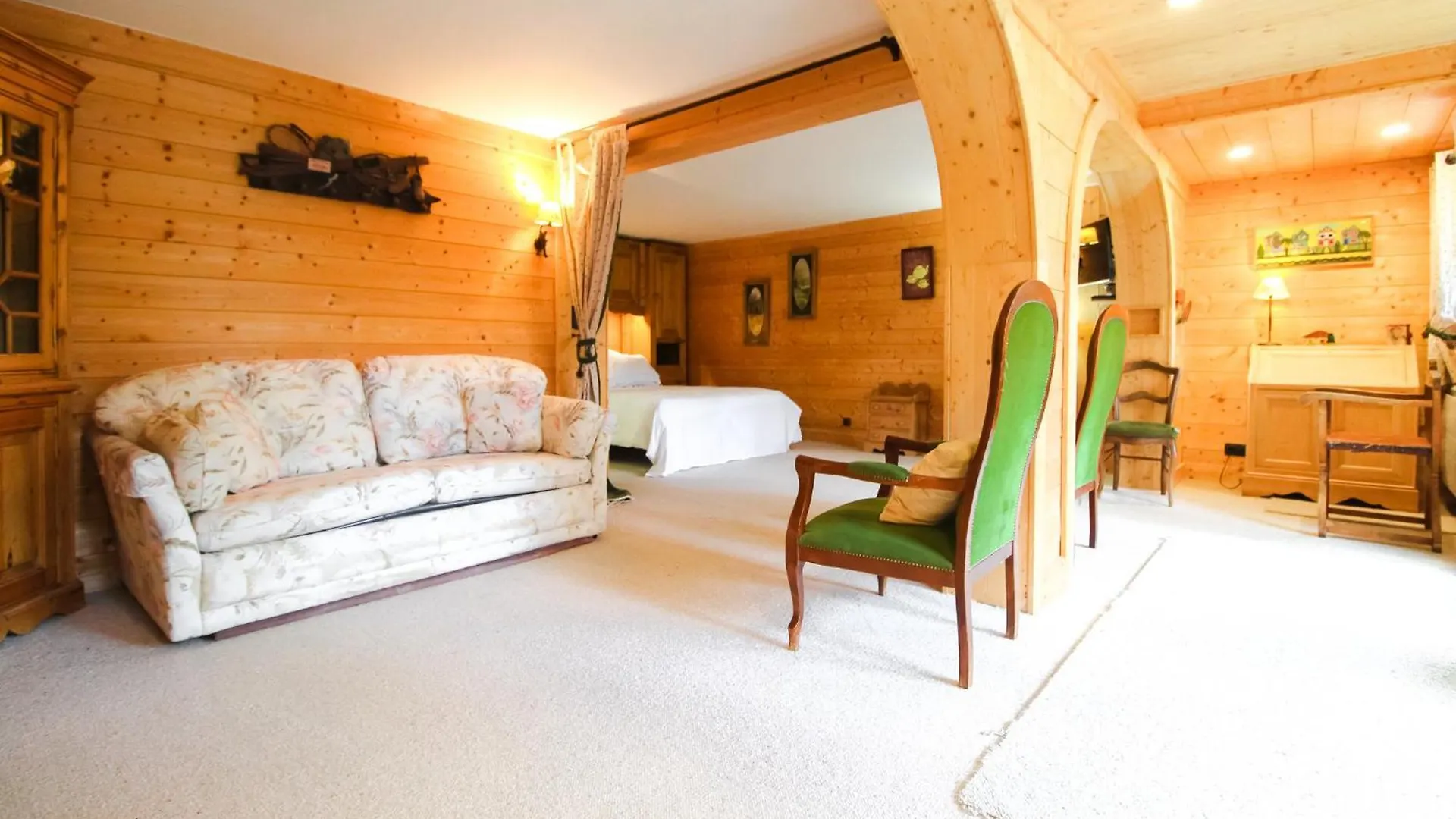 Charming 4-Bed Chalet, Mountain Views, Double Garage Flaine 0*,  France