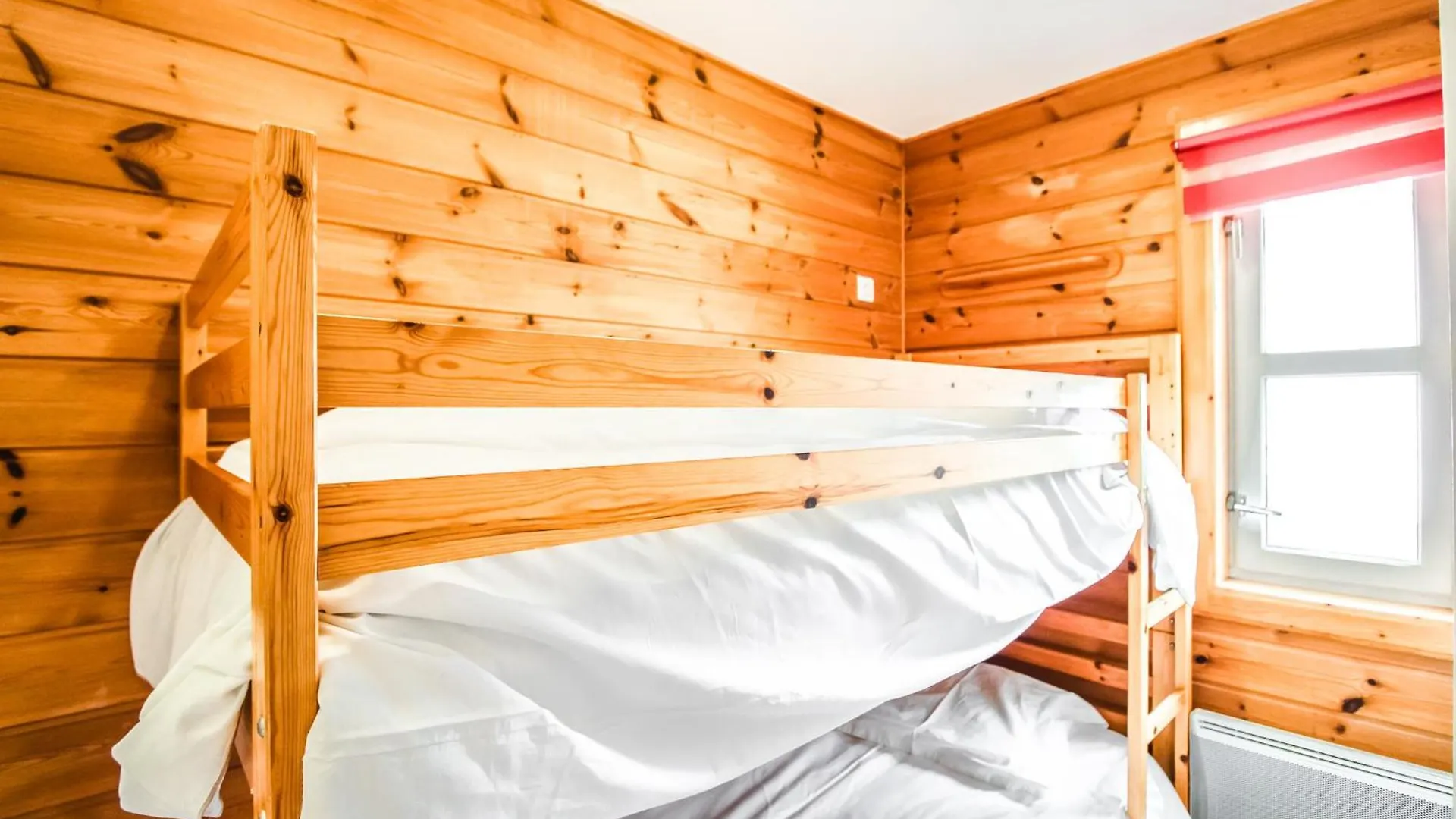Charming 4-Bed Chalet, Mountain Views, Double Garage Flaine France