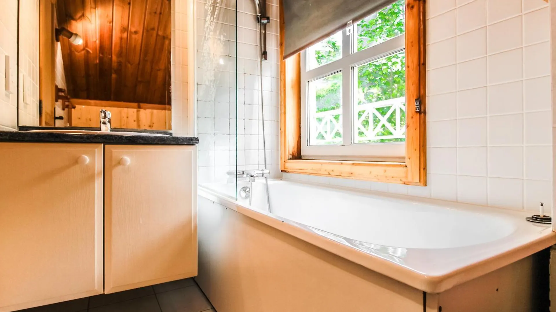 Charming 4-Bed Chalet, Mountain Views, Double Garage Flaine France