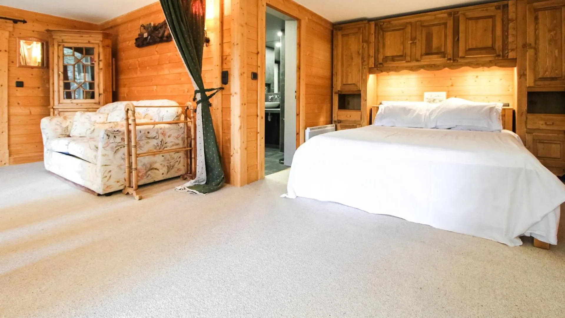 Charming 4-Bed Chalet, Mountain Views, Double Garage Flaine Chalet