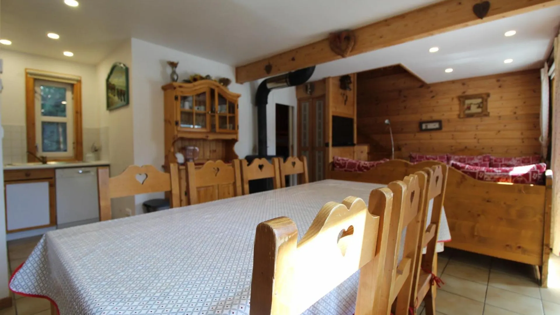 Charming 4-Bed Chalet, Mountain Views, Double Garage Flaine 0*,  France