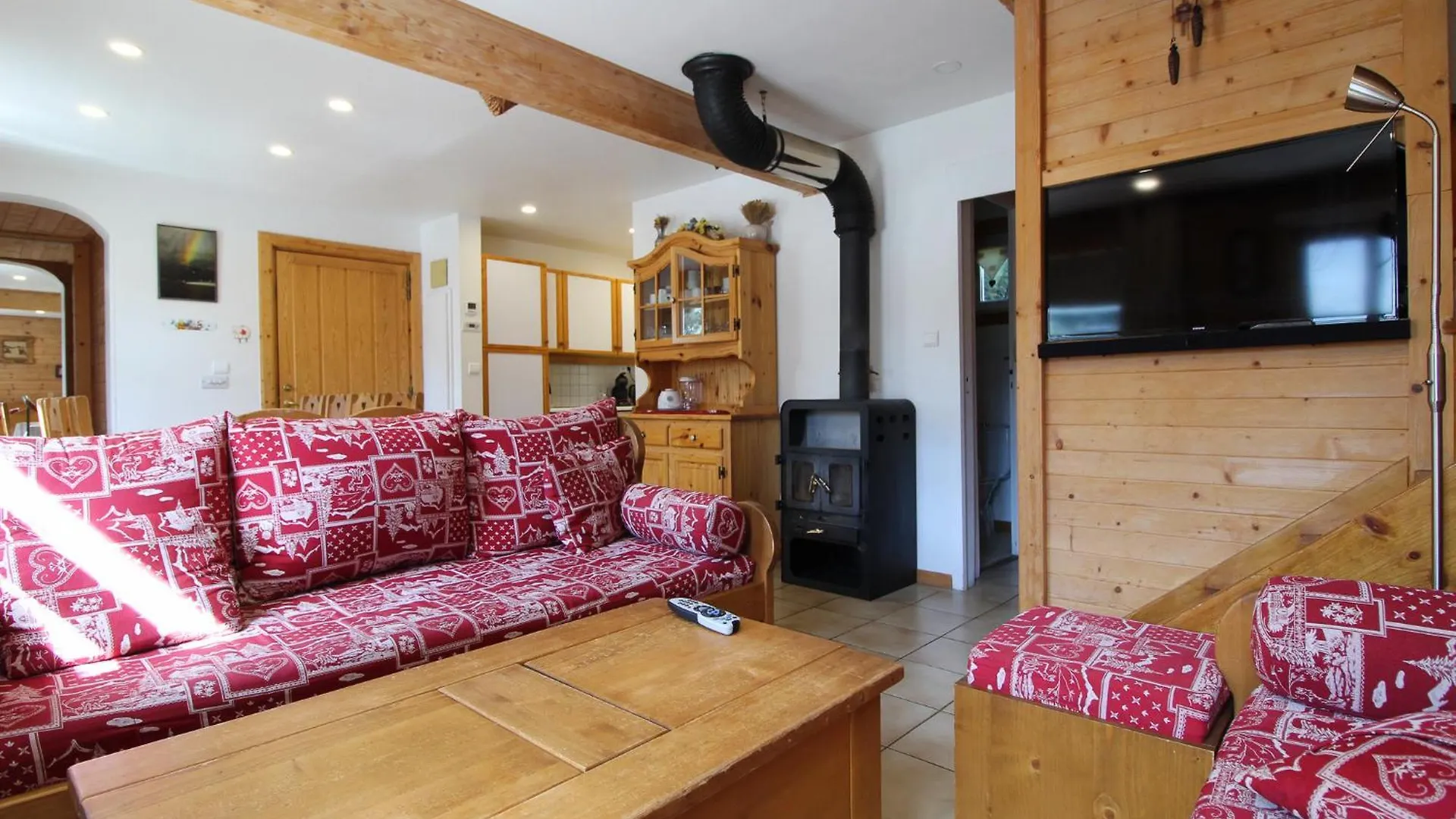 Charming 4-Bed Chalet, Mountain Views, Double Garage Flaine Chalet