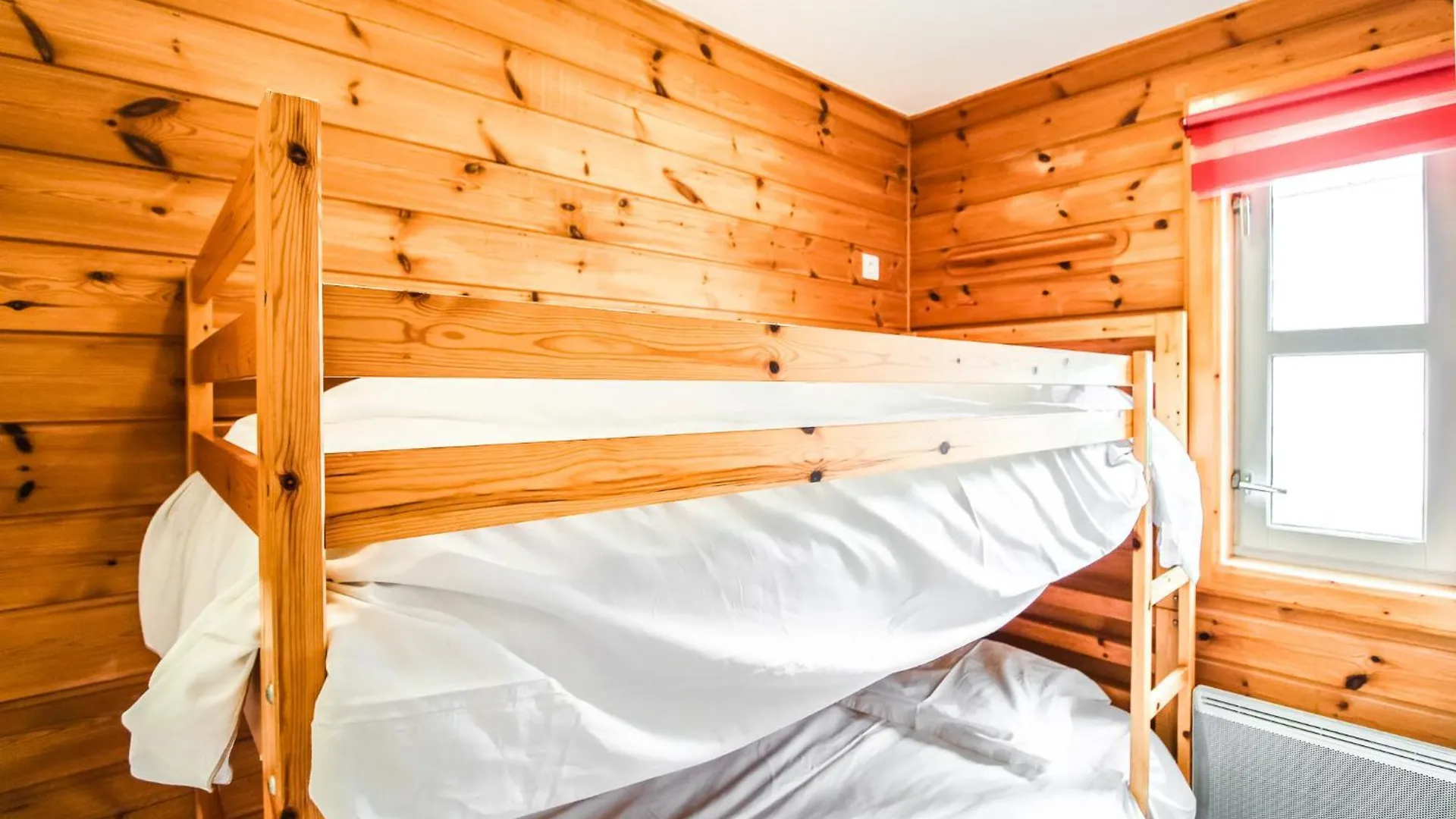 Charming 4-Bed Chalet, Mountain Views, Double Garage Flaine