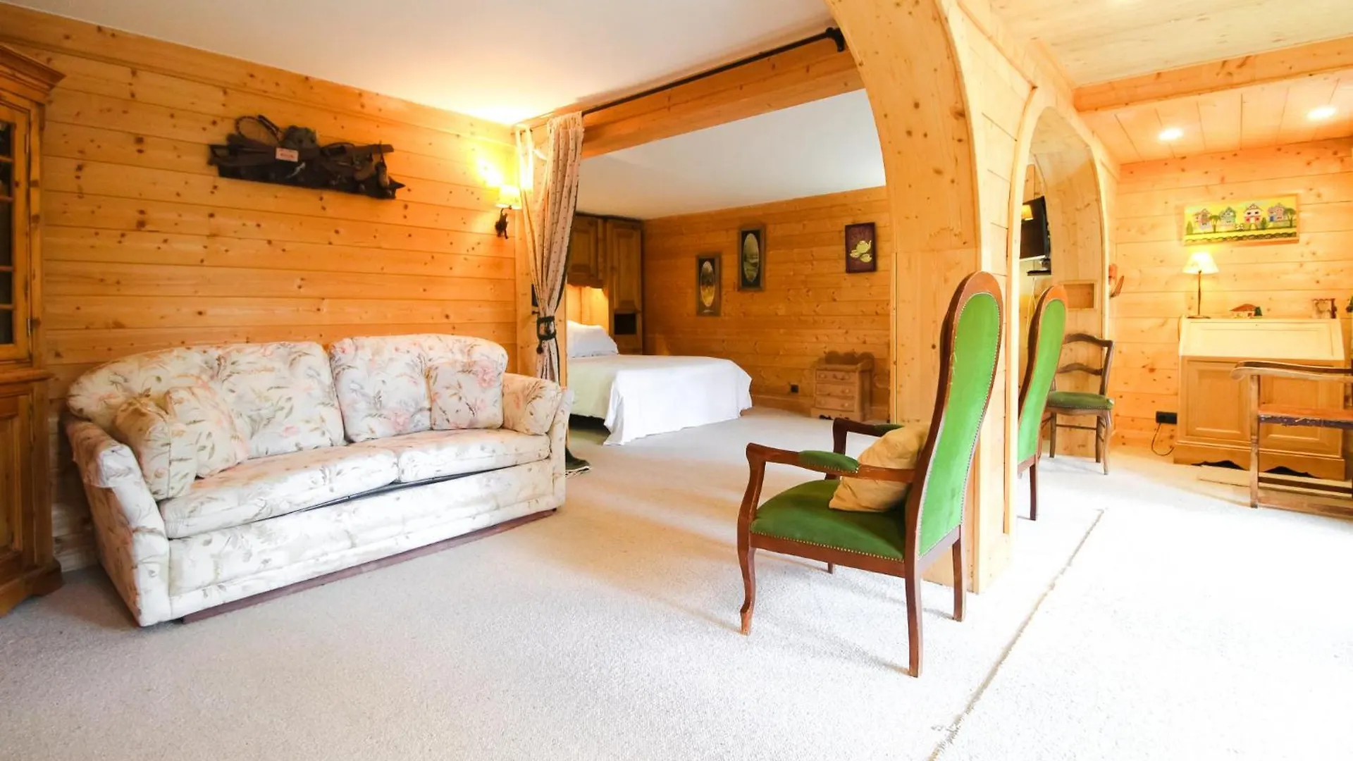 Charming 4-Bed Chalet, Mountain Views, Double Garage Flaine