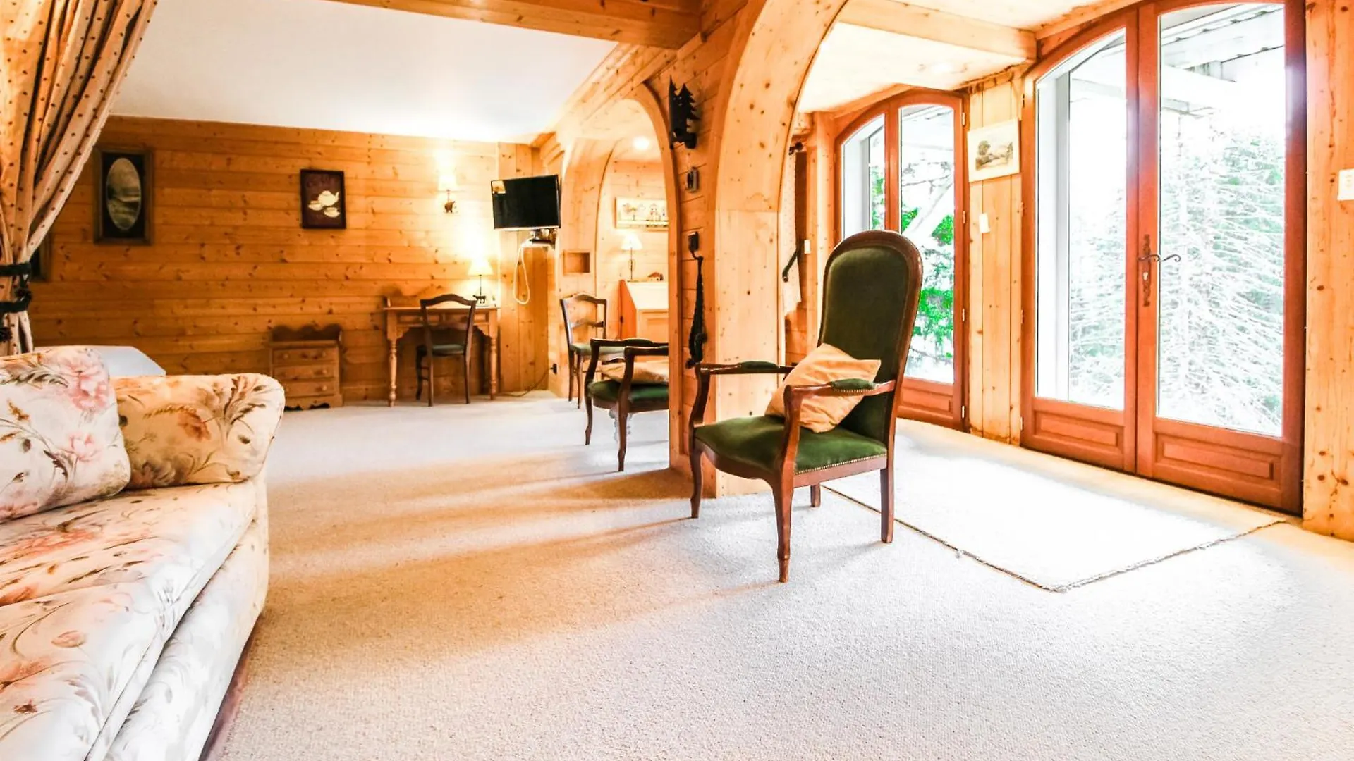 Chalet Charming 4-Bed Chalet, Mountain Views, Double Garage Flaine