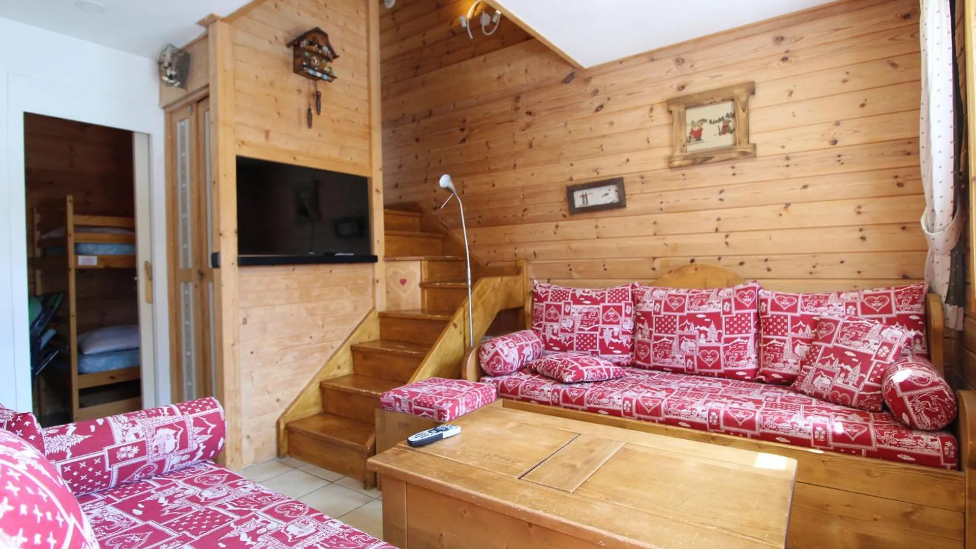 Charming 4-Bed Chalet, Mountain Views, Double Garage Flaine 0*,